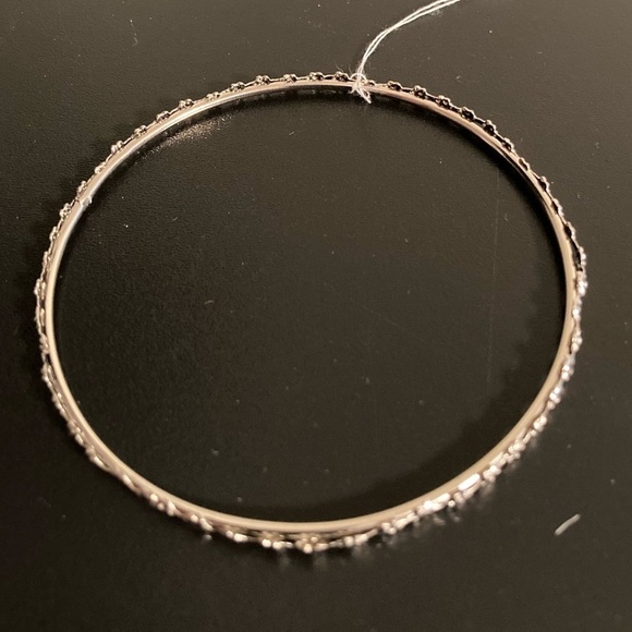 Elegant silver tone floral bangle. - Picture 2 of 3